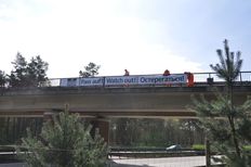 Unfall-Pass auf! Plakat an einer Autobahnbrücke