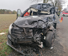 schwerer Verkehrsunfall beim Überholen auf Landstraße