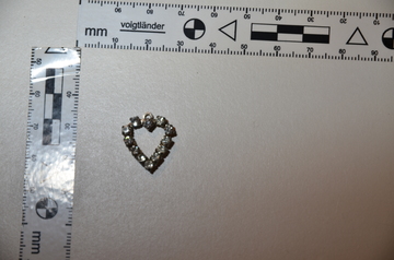 silberner Kettenanhänger Herz mit silberfarbenen Steinen circa 2x2 cm