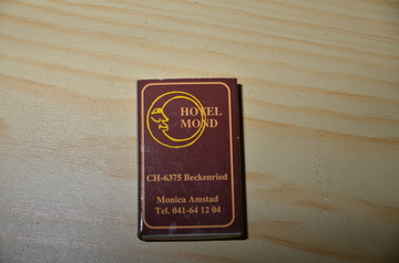 rotes Buch gelbe Aufschrift Hotel Mond CH-6375 Beckenried Monica Amstad Tel.: 041-64 12 04