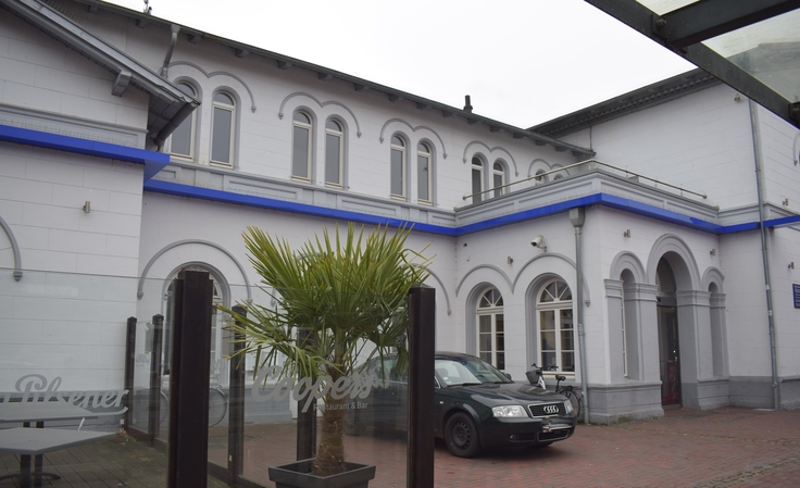 Auf dem Bild ist das Bahnhofsgebäude Winsen (Luhe) samt Überwachungskamera linksseitig des Haupteingangs zu erkennen.