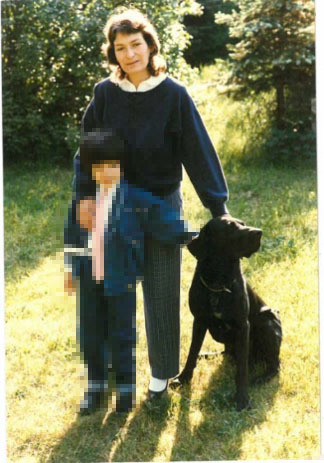 Auf dem Foto ist Gitta Schnieder mit ihrem Sohn und ihrem Hund zu sehen.