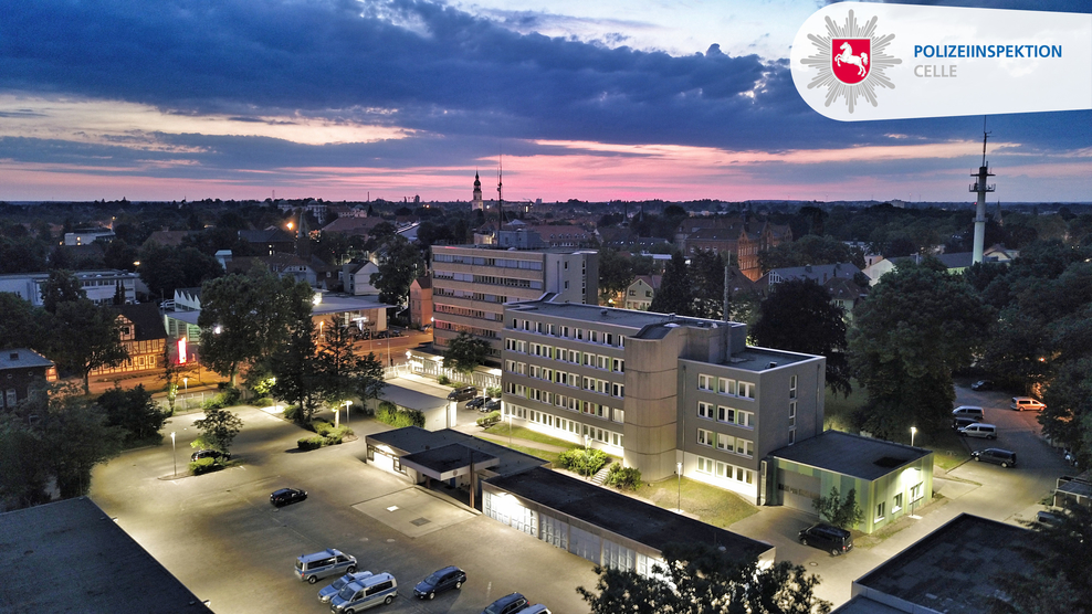 Das Bild zeigt eine Luftaufnahme des Dienststellengebäudes im Morgengrauen.