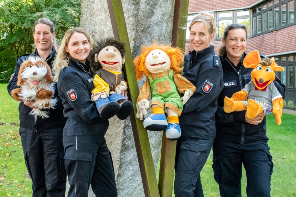 Auf dem Foto sind die vier Mitarbeiterinnen der Präventionspuppenbühne der Polizeidirektion Lüneburg zu sehen.